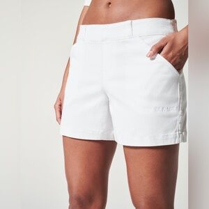 Spanx white Stretch Twill 5" Inseam Deep Pocket Pull On Shorts Size Medium